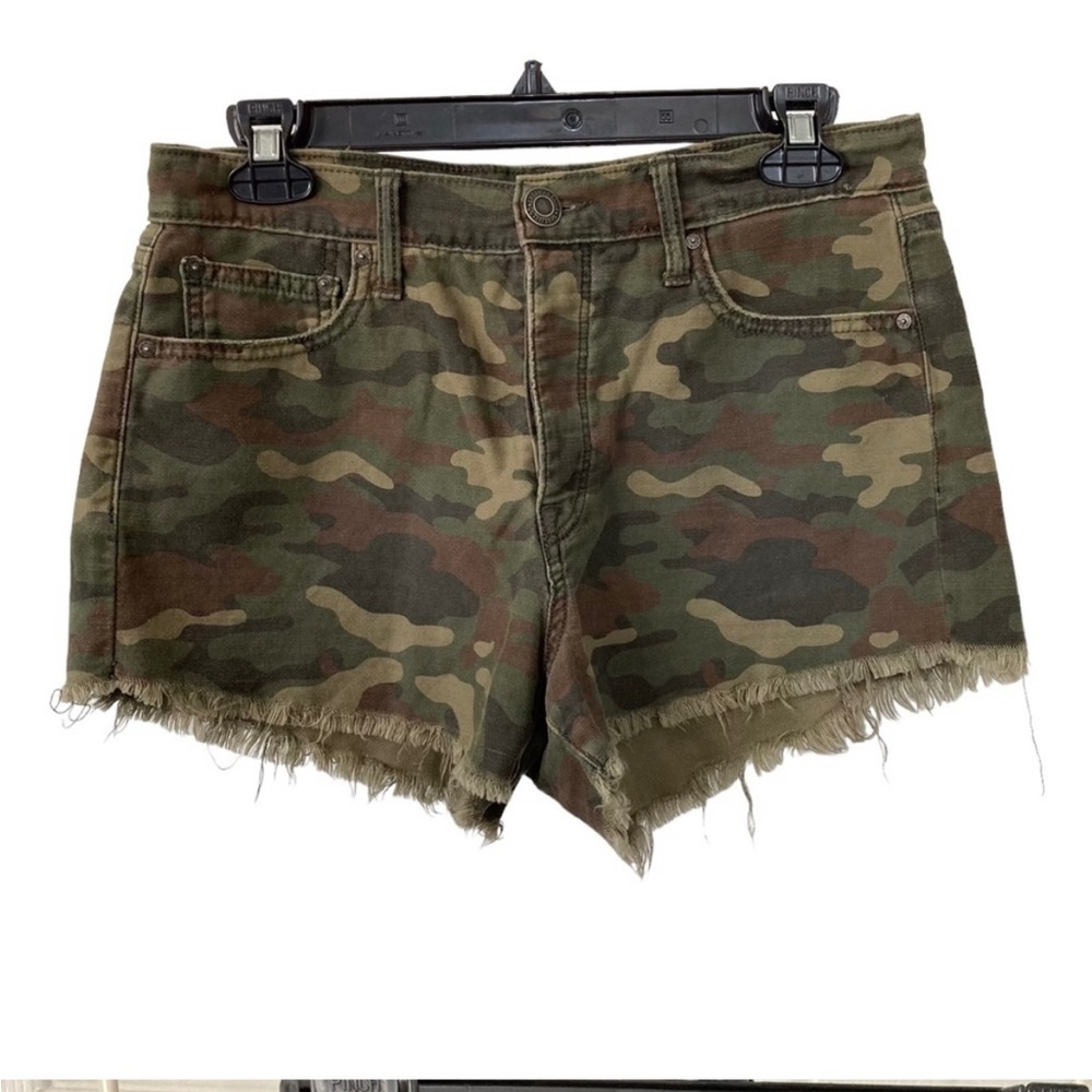 American Eagle Outfitters Vintage Hi-Rise cutoff shorts in camo size 8